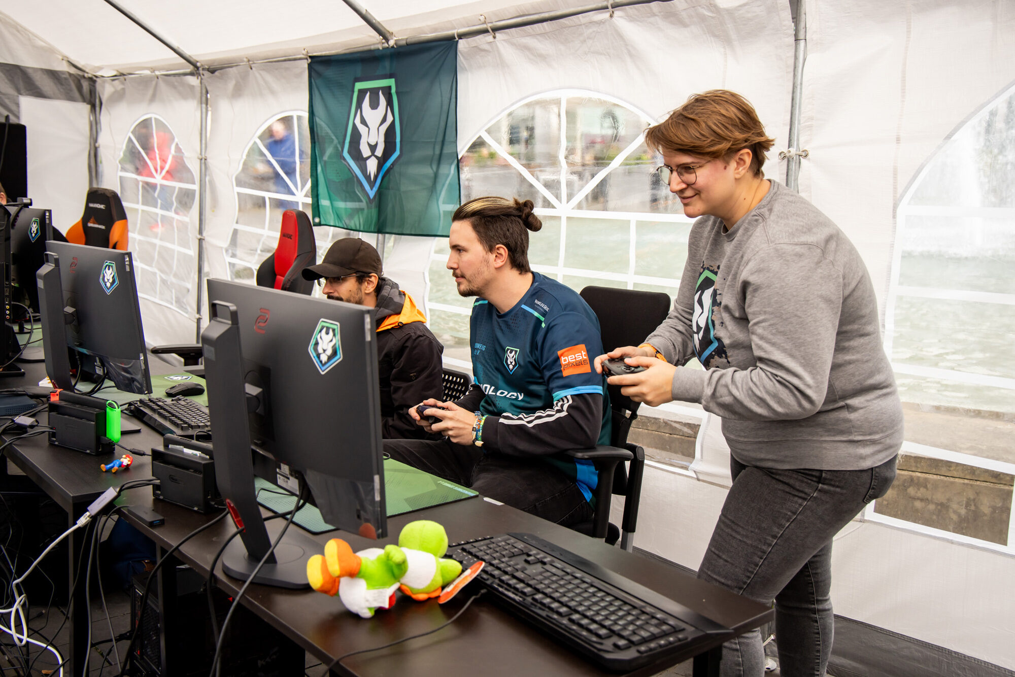 Ob mit Mario auf der Rennstrecke oder beim 2v2 Duell in League of Legends: Bei der eSports Stadtmeisterschaft am Ritterbrunnen traten die besten Gamerinnen und Gamer der Löwenstadt gegeneinander an. (Wird bei Klick vergrößert)