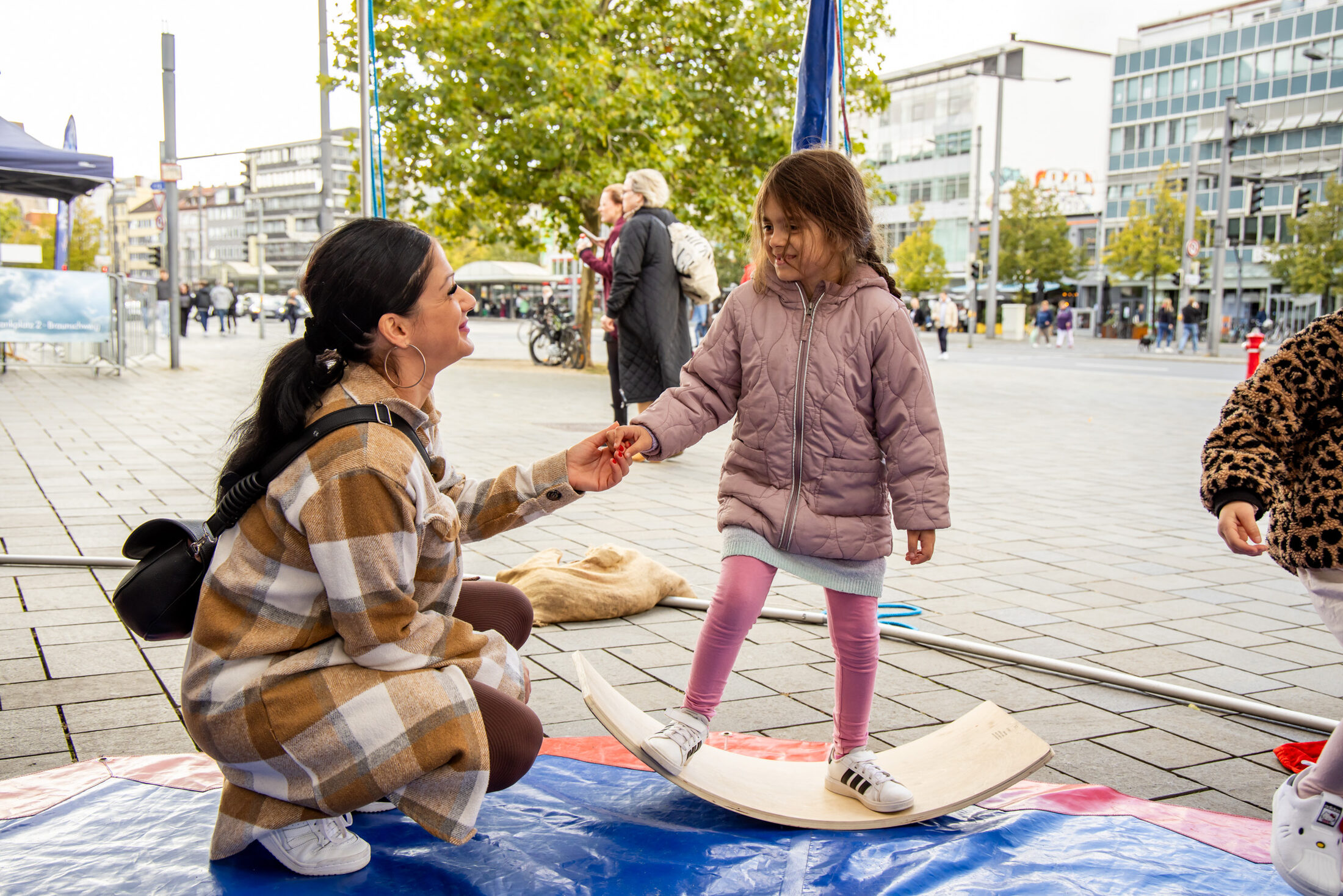 Besonders beliebt bei den jüngsten Besucherinnen und Besuchern des trendsporterlebnis war der Mitmachzirkus auf dem Schlossplatz. (Wird bei Klick vergrößert)