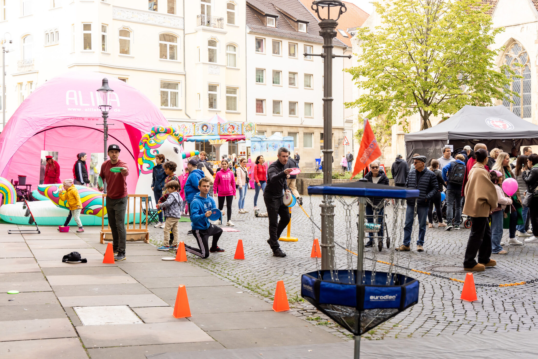 Wie Sport das Selbstvertrauen stärken kann, zeigte der Verein ALILA Fun Sport am Sonntag mit unterschiedlichen Aktion auf dem Domplatz. (Wird bei Klick vergrößert)