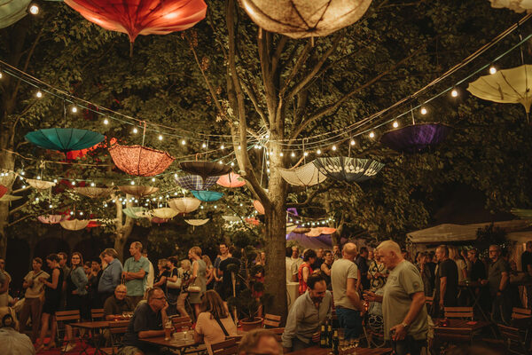Festival im Bürgerpark: KulturImZelt lädt noch bis zum 22. September zu Musik, Comedy und Markttreiben ein. (Wird bei Klick vergrößert)
