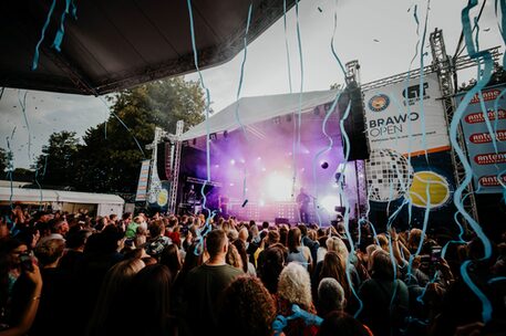 Profitennis trifft auf Festivalstimmung: Beim ATP Challenger Brawo Open messen sich tagsüber Tennisprofis auf dem Platz, während abends Musikerinnen und Musiker für Stimmung sorgen.