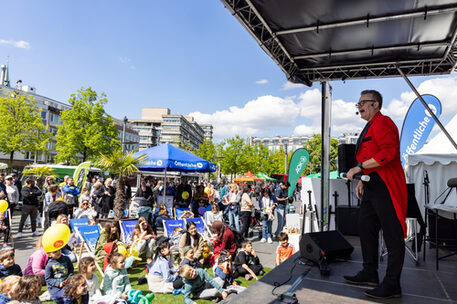 Spaß für die ganze Familie: Groß und Klein genossen bei sonnigem Wetter das bunte Bühnenprogramm mit Livemusik und Zaubershow.