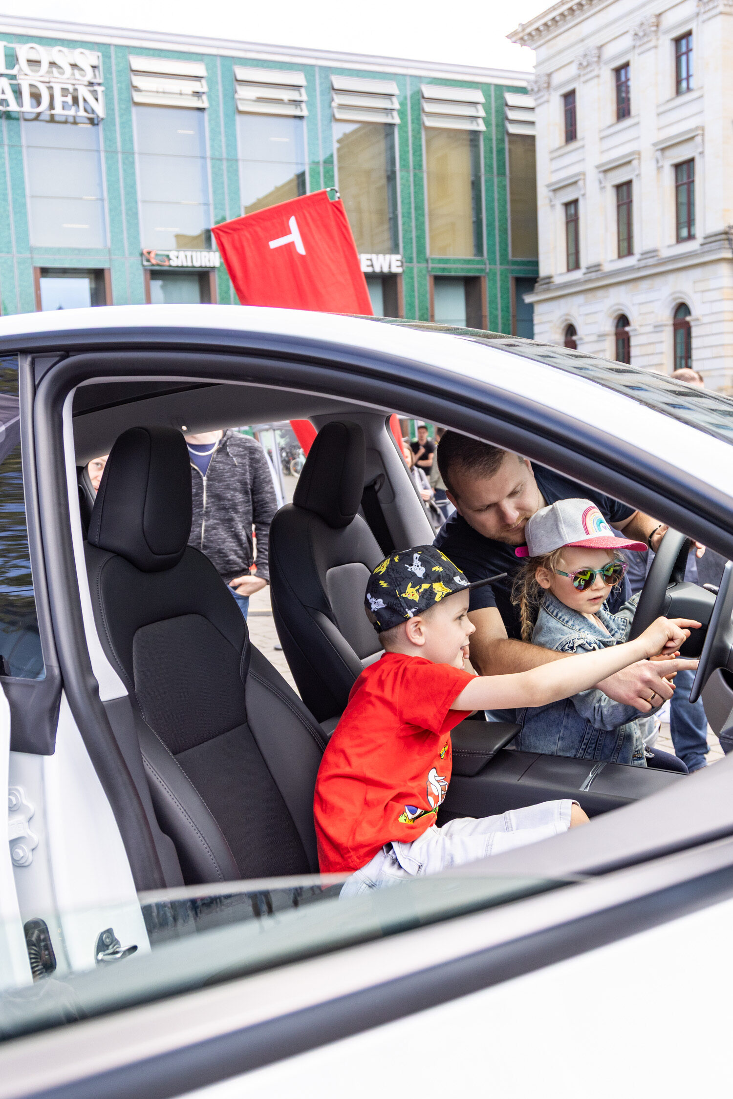 Viel zu entdecken beim Stadtfrühling: Auch die Kleinsten saßen Probe und entdeckten die ausgestellten Autos. (Wird bei Klick vergrößert)