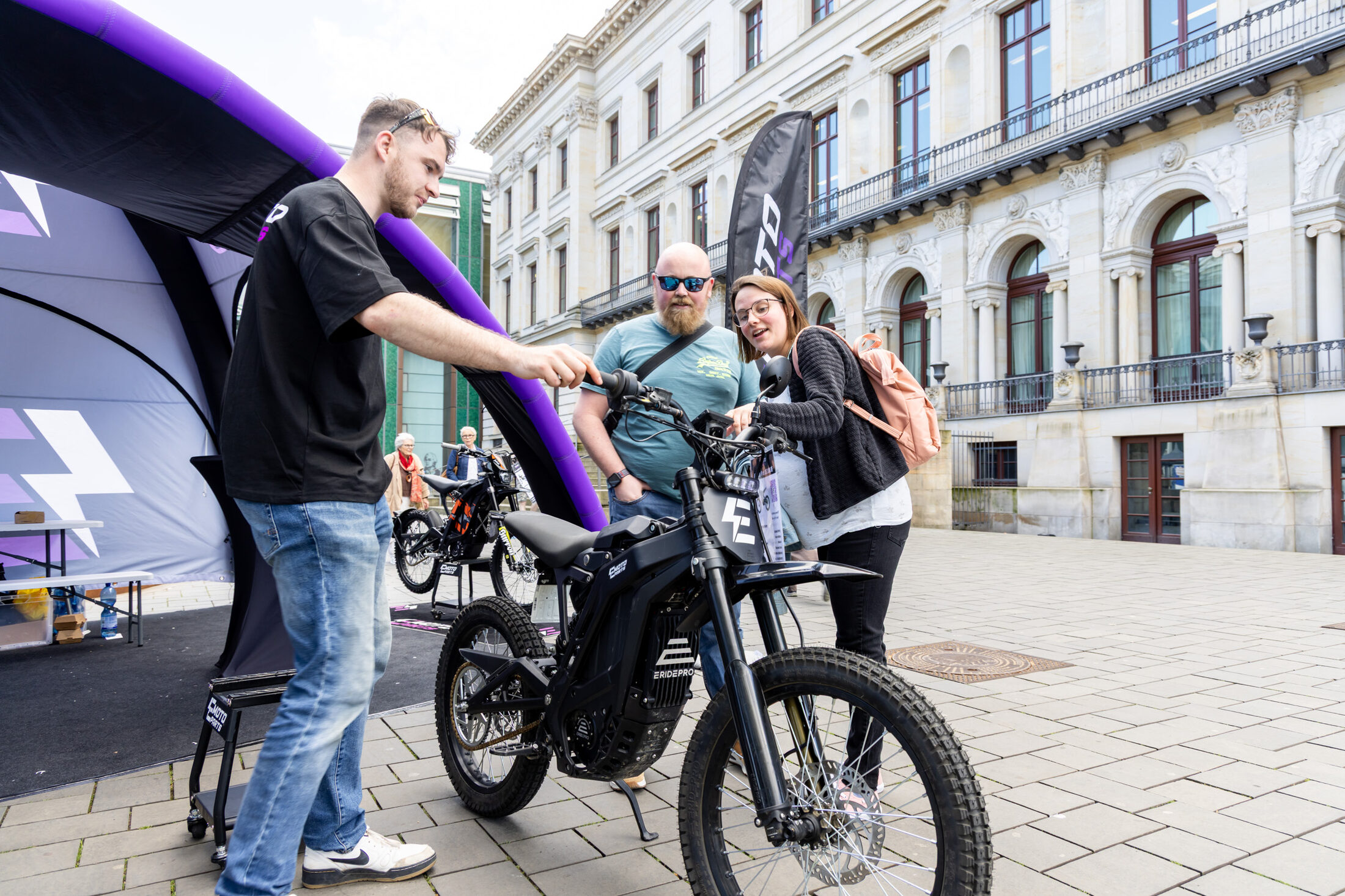 Nicht nur für Autofans: Am Stand von Emoto-Parts lernten Neugierige alles rund um Elektromotorräder kennen. (Wird bei Klick vergrößert)