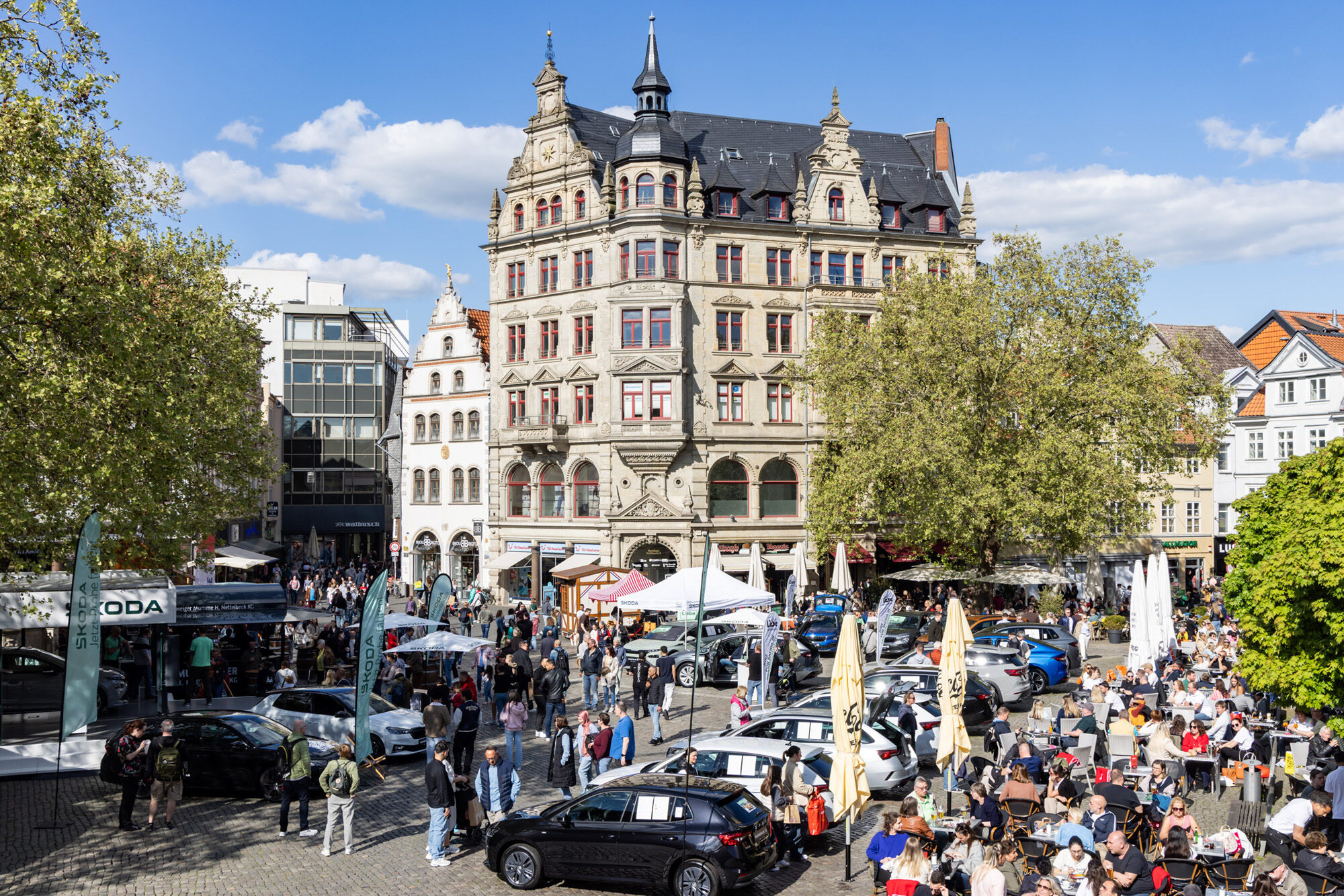 Bei Sonnenschein und guter Stimmung genossen Besucherinnen und Besucher am 26. und 27. April das Angebot an Mobilität, Mode und Gastronomie in der Innenstadt. (Wird bei Klick vergrößert)