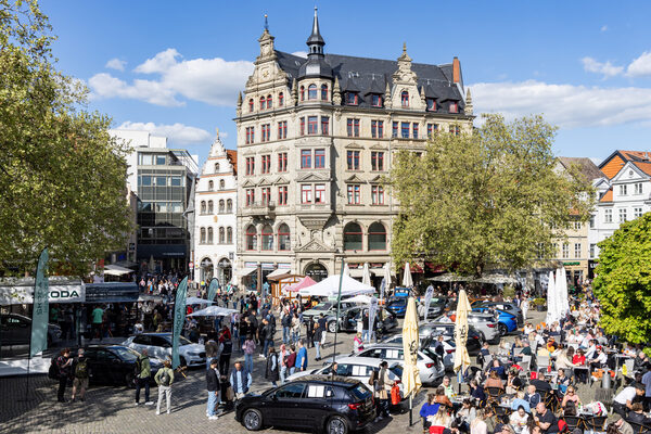 Bei Sonnenschein und guter Stimmung genossen Besucherinnen und Besucher am 26. und 27. April das Angebot an Mobilität, Mode und Gastronomie in der Innenstadt. (Wird bei Klick vergrößert)