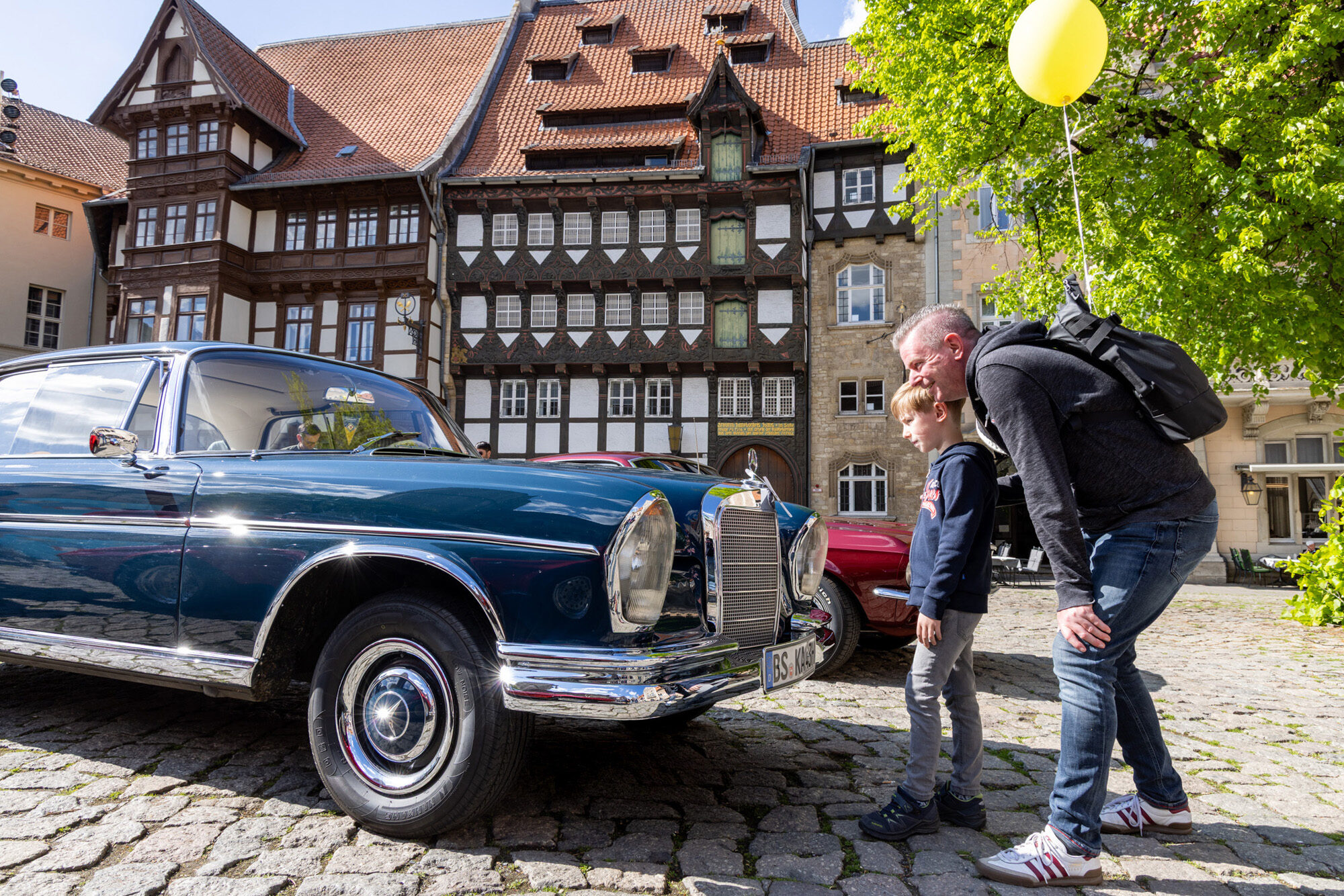 Oldtimer an Oldtimer: Vor der Kulisse der Burg Dankwarderode bestaunten große und kleine Autofans die nostalgischen Fahrzeuge. (Wird bei Klick vergrößert)