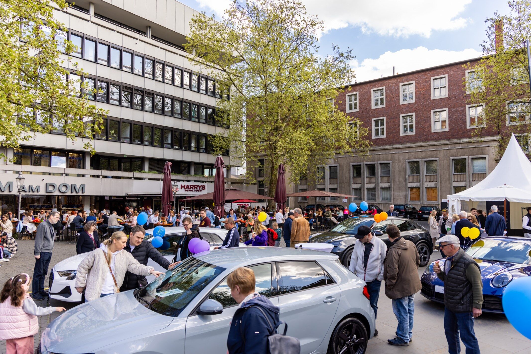 Neue Mobilitätstrends und frische Frühjahrsmode: Besucherinnen und Besucher nutzten den Stadtfrühling um neue Autotrends zu entdecken und in den Innenstadtgeschäften neue Kollektionen zu shoppen. (Wird bei Klick vergrößert)