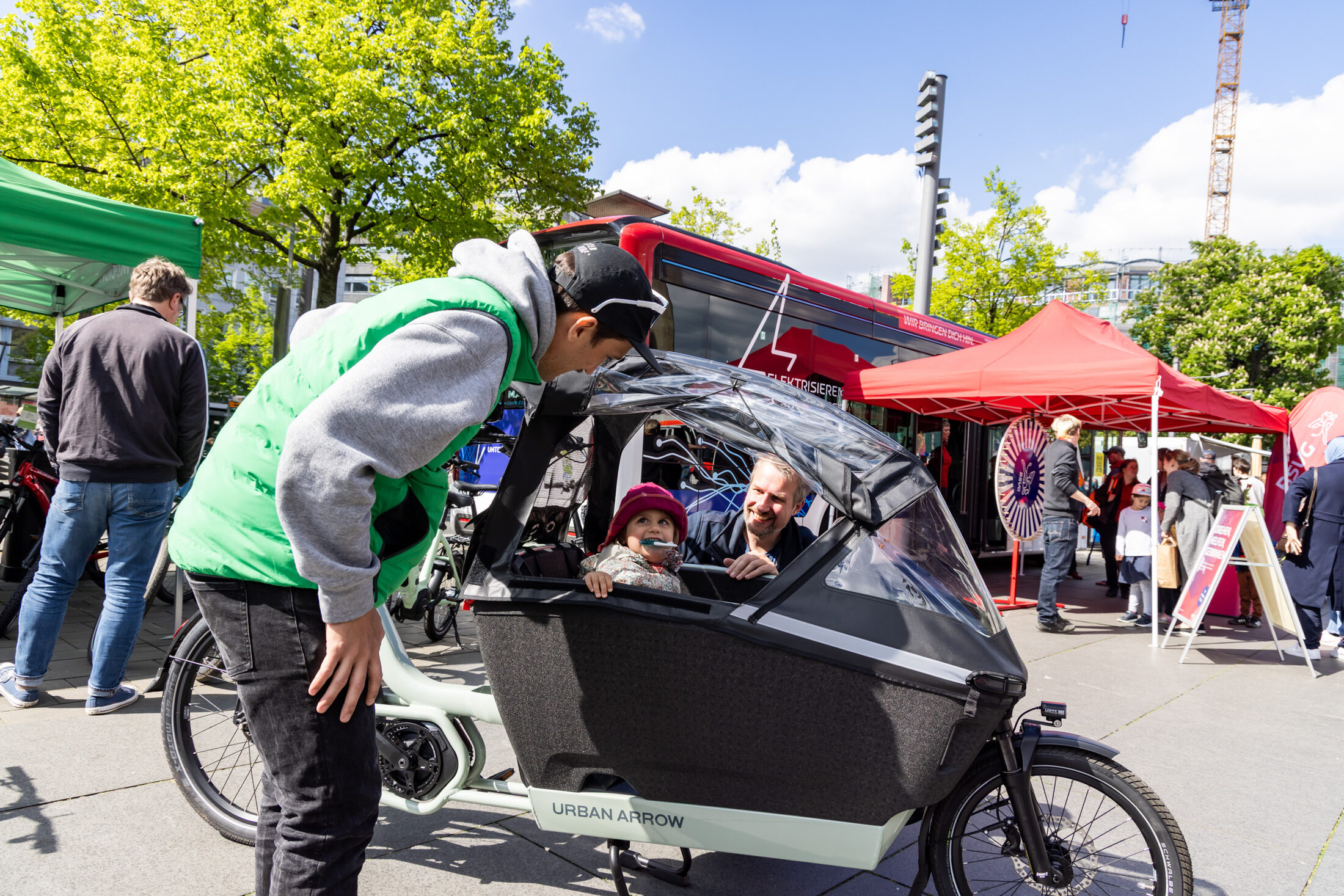 Am Stand der e-motion e-Bike-Welt nahmen auch die Kleinsten Platz und testeten die Bequemlichkeit von Lastenrädern. (Wird bei Klick vergrößert)