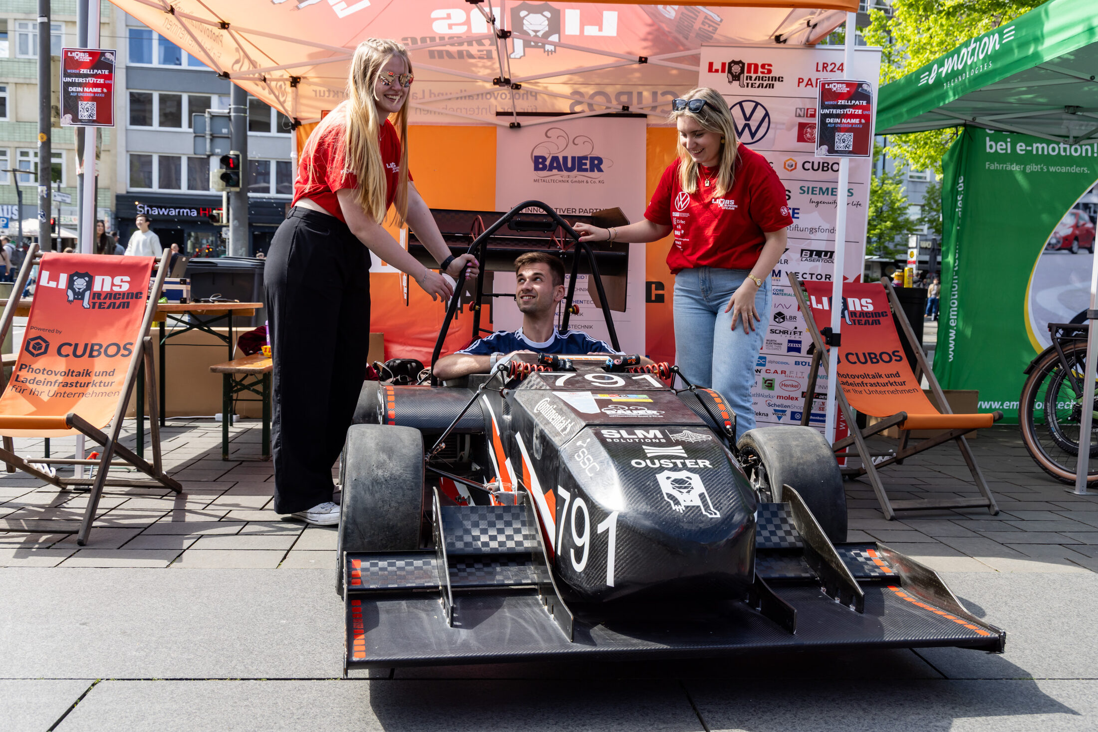 Das Lions Racing Team präsentierte auf dem Schlossplatz ihren selbstgebauten Rennbolliden und lud Besucherinnern und Besucher zum Probesitzen ein. (Wird bei Klick vergrößert)