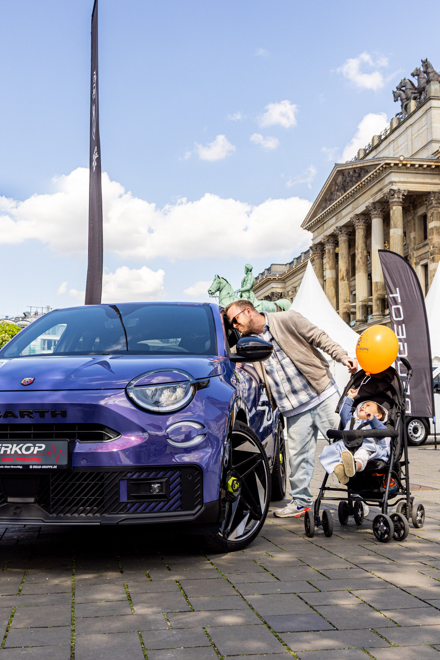 Auf den Plätzen in der Stadt nutzten Neugierige das Mobilitätsangebot und warfen einen Blick in die ausgestellten Fahrzeuge. (Wird bei Klick vergrößert)