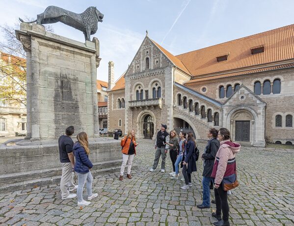 Bei einer Stadtführung entdecken Teilnehmerinnen und Teilnehmer die geologischen Besonderheiten Braunschweigs. (Wird bei Klick vergrößert)