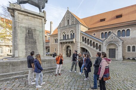 Bei einer Stadtführung entdecken Teilnehmerinnen und Teilnehmer die geologischen Besonderheiten Braunschweigs.