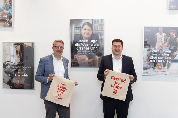 Oberbürgermeister Dr. Thorsten Kornblum und Gerold Leppa, Geschäftsführer des Stadtmarketings, präsentieren Braunschweigs neue Imagekampagne City of Lions. (Wird bei Klick vergrößert)