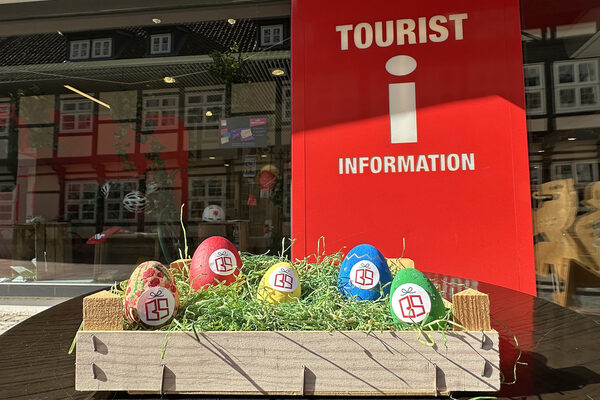 Ostereiersuche in der Touristinfo: Wer die Stadtgutschein-Eier im Schaufenster bis zum 19. April richtig zählt, kann einen Stadtgutschein gewinnen. (Wird bei Klick vergrößert)
