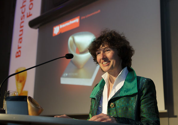 Die Preisträgerin Prof. Dr. Petra Schwille bedankt sich für die Auszeichnung mit dem Braunschweiger Forschungspreises 2011. (Wird bei Klick vergrößert)