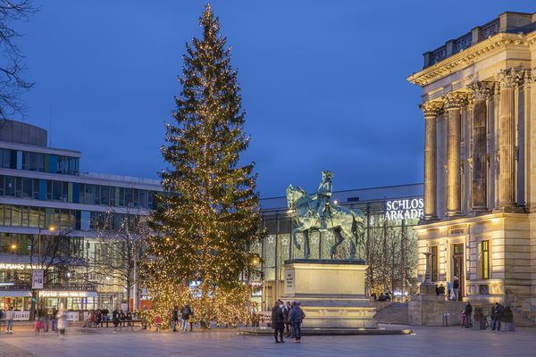 Weihnachtsbaum auf dem Braunschweiger Weihnachtsmarkt vor dem Schloss (Wird bei Klick vergrößert)