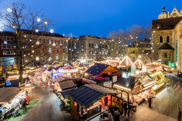 Der Weihnachtsmarkt auf dem Platz der Deutschen Einheit. (Wird bei Klick vergrößert)