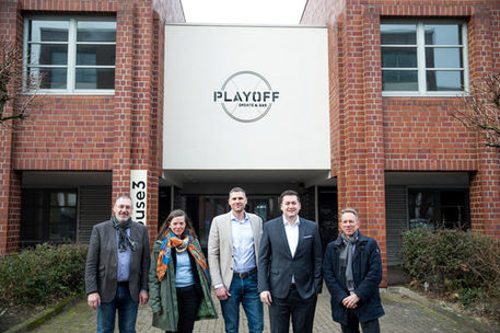 Das Bild zeigt von links Holger Herlitschke, Katja Langer (Leiterin Hochbaureferat), Nils Mittmann (Geschäftsführer BBL Löwen), OB, Thomas Rudolf (Leiter Sportreferat)