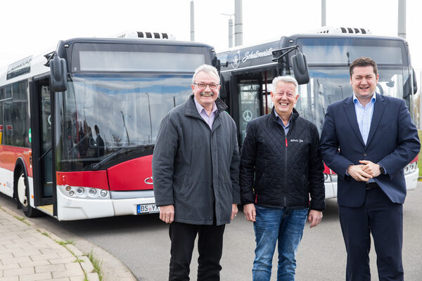 Das Bild zeigt die Übergabe der Busse. (Wird bei Klick vergrößert)