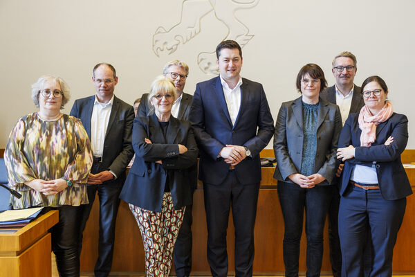 OB Dr. Thorsten Kornblum mit den Dezernentinnen und Dezernenten. (Wird bei Klick vergrößert)