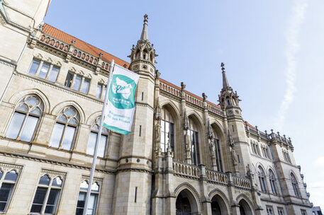 Flagge weht vor dem Rathaus