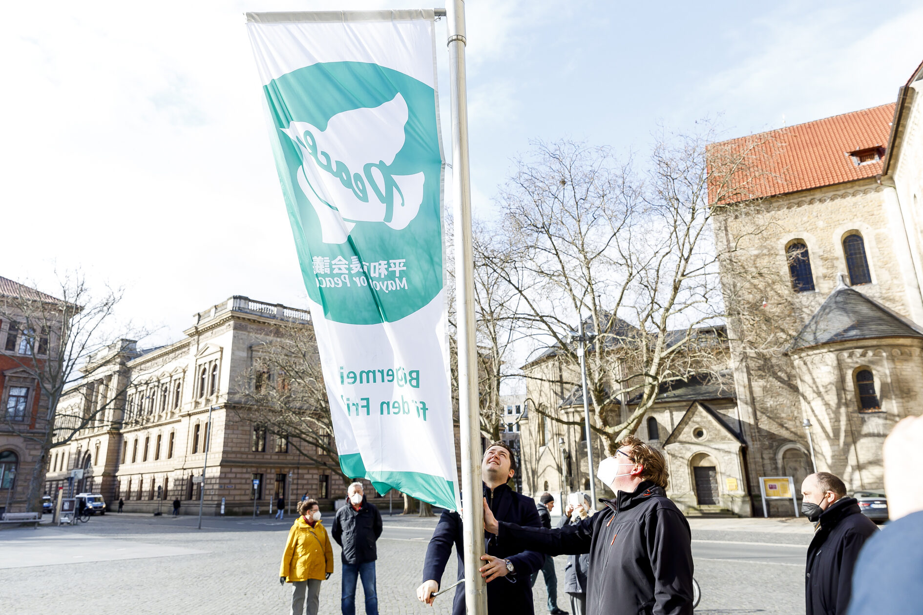 OB Kornblum zieht die Flagge am Fahnenmast hoch (Wird bei Klick vergrößert)