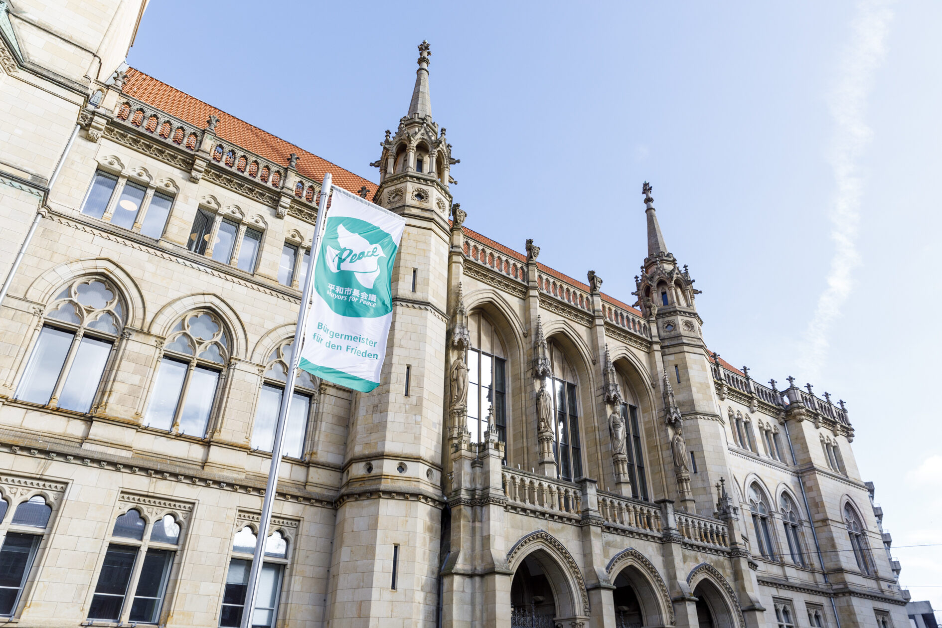 Flagge weht vor dem Rathaus (Wird bei Klick vergrößert)