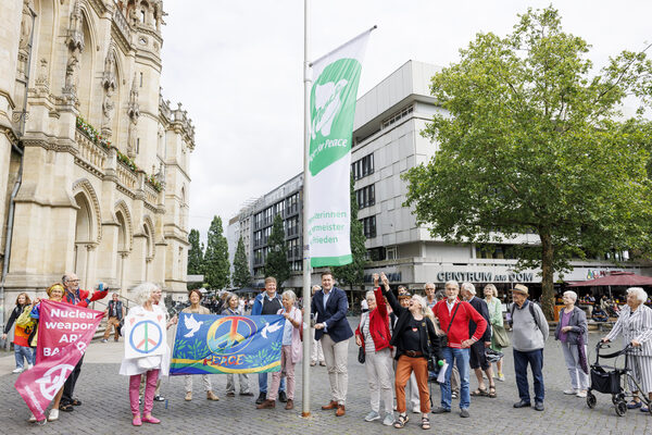 Flaggenhissen mit OB und Friedenszentrum (Wird bei Klick vergrößert)