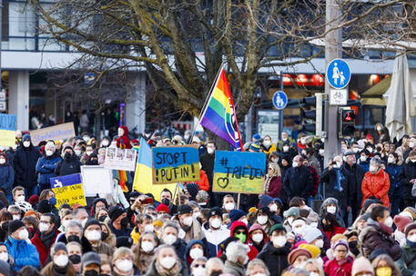 Das Bild zeigt Menschen bei der Friedensveranstaltung auf dem Schlossplatz.