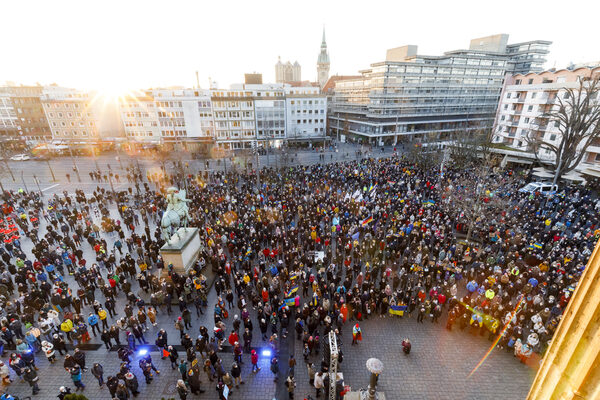 Das Foto zeigt Personen bei der Friedensveranstaltung. (Wird bei Klick vergrößert)