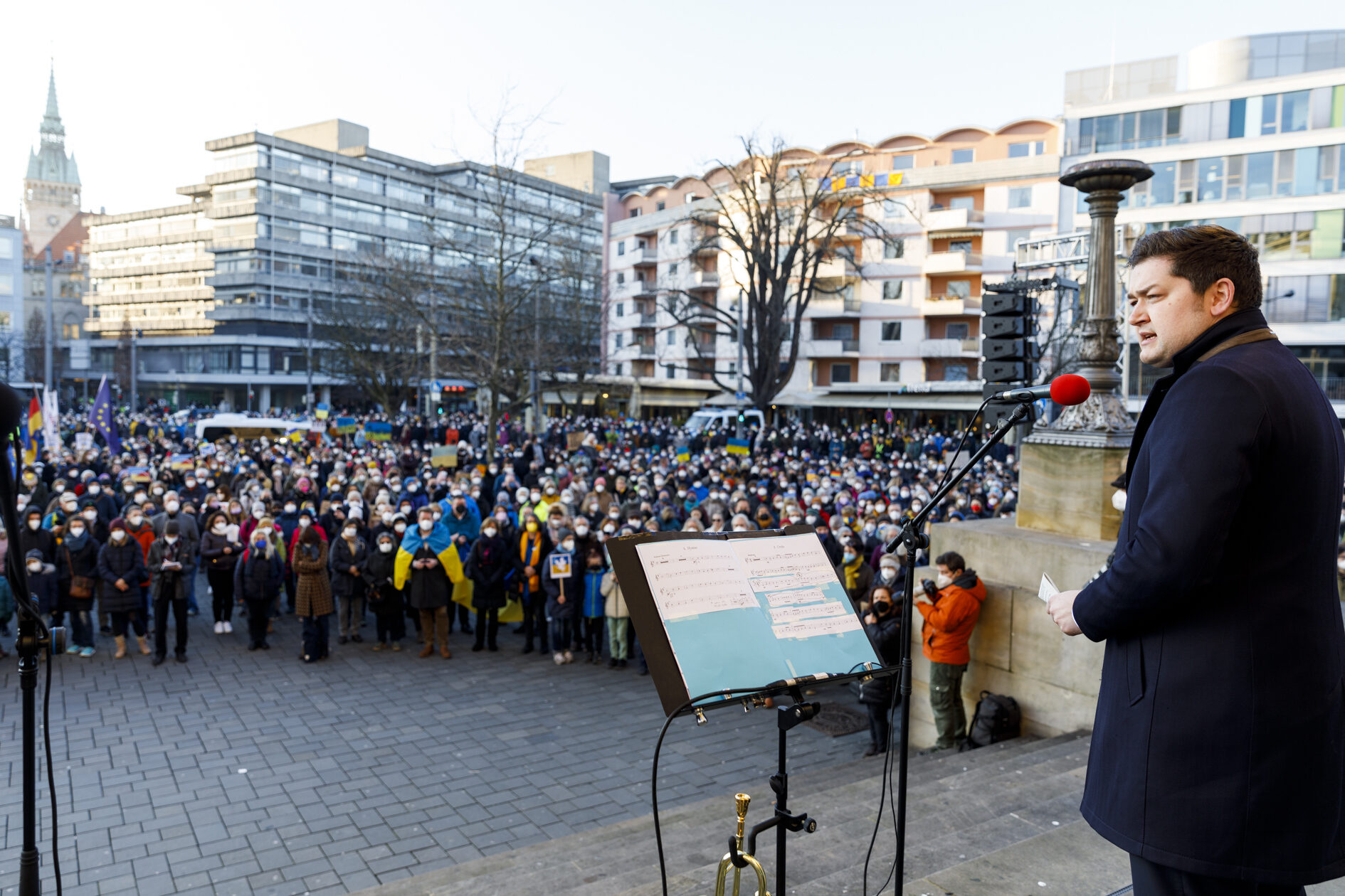 Das Foto zeigt Personen bei der Friedensveranstaltung. (Wird bei Klick vergrößert)