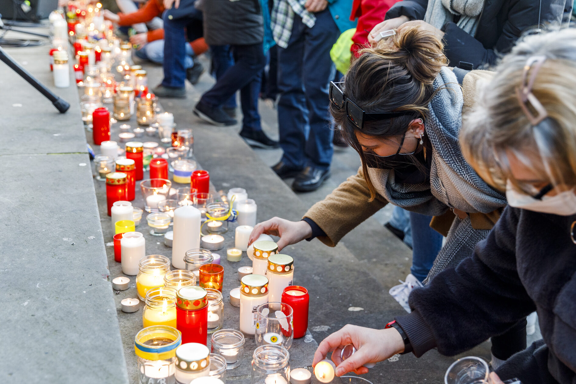 Das Foto zeigt Personen bei der Friedensveranstaltung. (Wird bei Klick vergrößert)