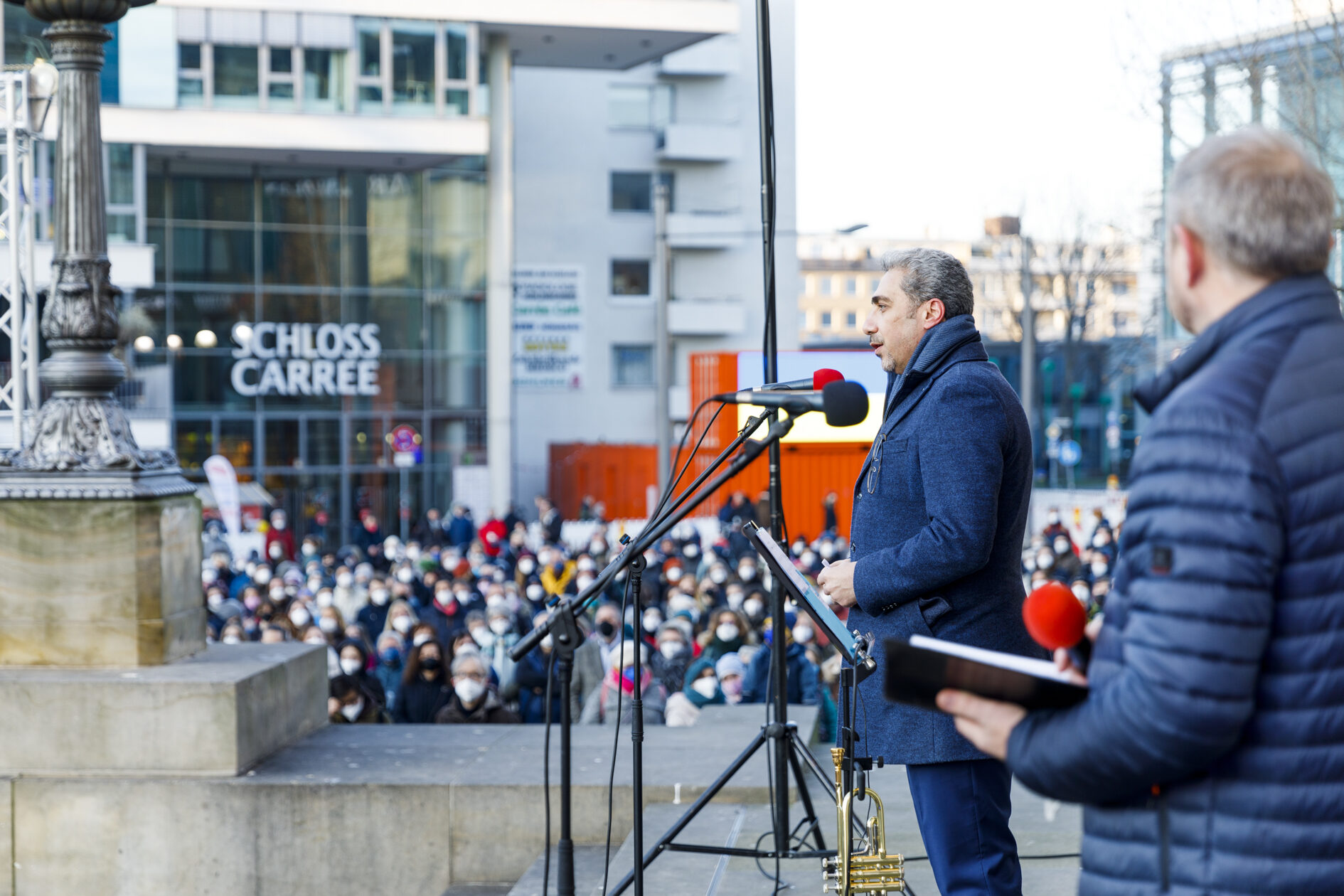 Das Foto zeigt Personen bei der Friedensveranstaltung. (Wird bei Klick vergrößert)