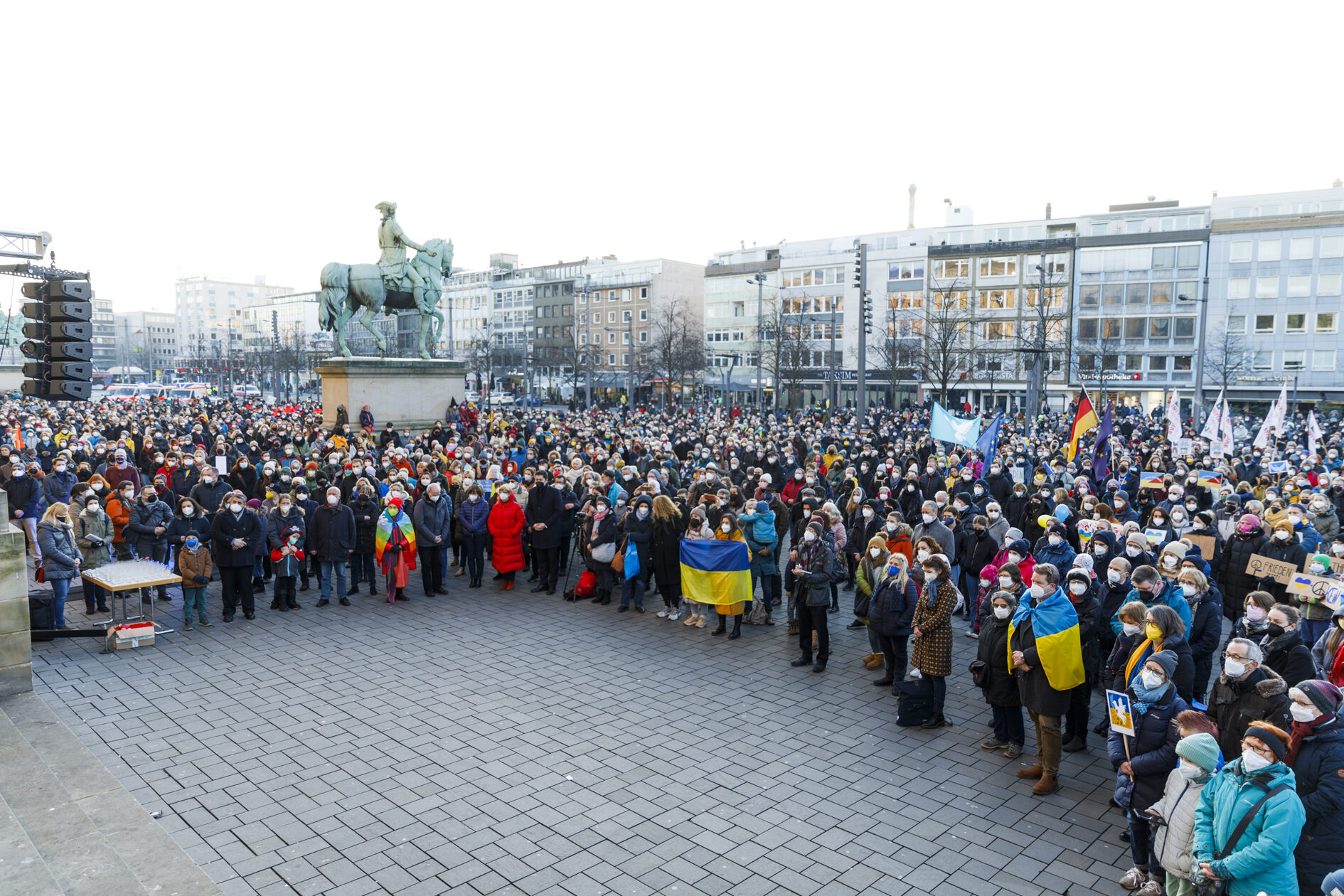 Das Foto zeigt Personen bei der Friedensveranstaltung. (Wird bei Klick vergrößert)