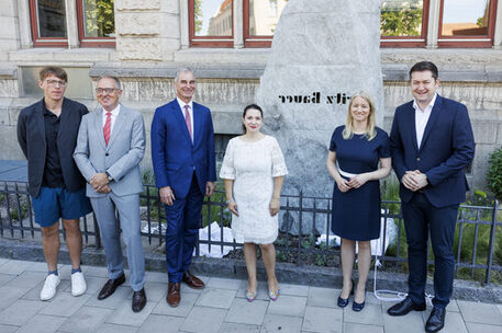 Das Bild zeigt die Redner bei der Eröffnung.