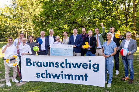 Das Bild zeigt den OB und die Unterstützer.