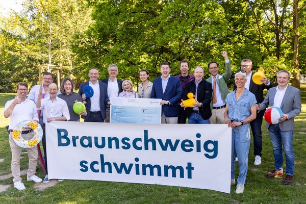 Bei der Übergabe des Schecks an Oberbürgermeister Dr. Thorsten Kornblum (v.l.n.r.): Justus Perschmann, Perschmann Holding, Christoph Gmyrek, Gmyrek Invest, Dr. Gary Blume, Alexandra Honcza, Krumpholz Bürosysteme GmbH, Dr. Christian Vollmer, Jens-Uwe Freitag, BS|Energy, Barbara Ding, Jonas Gnauck, New Yorker, Dr. Thorsten Kornblum, Dr. Christian Dahlheim, Volkswagen Financial Services AG, Marc Knackstedt, Öffentliche Versicherung, Florian Kroker, Max Kroker Bauunternehmung GmbH, Heike Belhustede, Michael Wittchow, Volksbank BRAWO eG, Jan-Peter Ewe, EWE Armaturen (Wird bei Klick vergrößert)