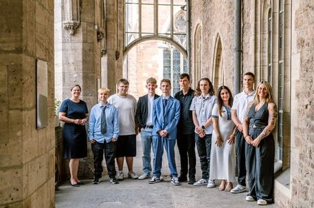 Das Bild zeigt Sozialdezernentin Dr. Christina Rentzsch und die geehrten Schülerinnen und Schüler.