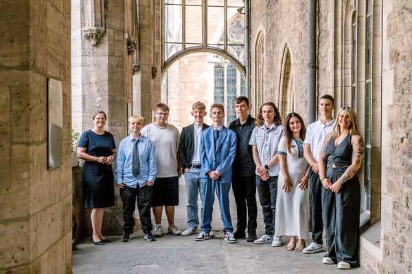 Das Bild zeigt Sozialdezernentin Dr. Christina Rentzsch und die geehrten Schülerinnen und Schüler. (Wird bei Klick vergrößert)