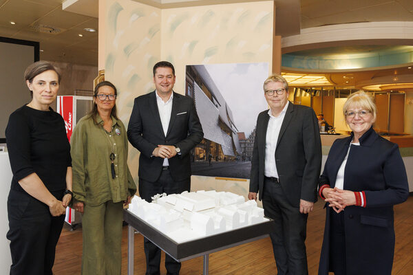 Den Siegerentwurf präsentierten (von links) Fachpreisrichterin Prof. Tatjana Sabljo, Natascha Heinrichs, Abteilungsleiterin Architektur bei New Yorker, Oberbürgermeister Dr. Thorsten Kornblum, Stadtbaurat Heinz-Georg Leuer und Kulturdezernentin Prof. Dr. Anja Hesse. (Wird bei Klick vergrößert)