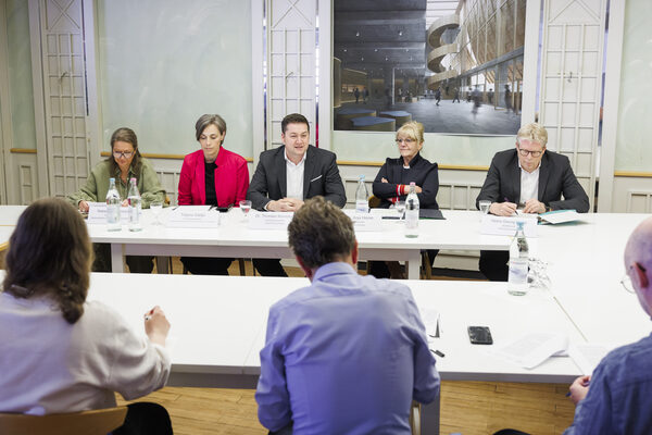 Das Bild zeigt die Pressekonferenz. (Wird bei Klick vergrößert)