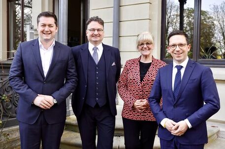OB Dr. Thorsten Kornblum, der neue Intendant Tobias Wolff, Kulturdezernentin Prof. Anja Hesse und Minister Falko Mohrs.