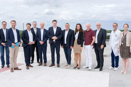 Für eine starke gemeinsame Patientenversorgung und Zukunft in der Region: (v.l.n.r.) stellvertretender Pflegedirektor skbs Michael Lüdicke, Oberbürgermeister Dennis Weil-mann der Stadt Wolfsburg, Wolfenbüttels Bürgermeister Ivica Lukanic, skbs Geschäftsführer Dr. Andreas Goepfert, Aufsichtsratsvorsitzender skbs und Erster Stadtrat Christan Geiger, Oberbürgermeister Dr. Thorsten Kornblum der Stadt Braunschweig, Geschäftsführer Klinikum Wolfenbüttel Axel Burghardt, medizinische Direktorin Klinikum Wolfsburg Privatdozentin Dr. Alina Dahmen, ärztlicher Direktor Klinikum Wolfenbüttel Dr. Tobias Jüttner, skbs Geschäftsbe-reichsleiter Change Management und Facility Management Friedrich Prem, skbs ärztlicher Di-rektor Prof. Dr. Thomas Gösling und Pflegedirektorin Klinikum Wolfenbüttel Wenke Lubosch.