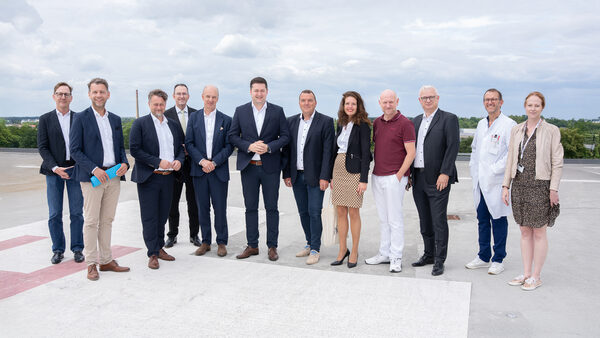 Für eine starke gemeinsame Patientenversorgung und Zukunft in der Region: (v.l.n.r.) stellvertretender Pflegedirektor skbs  Michael Lüdicke,  Oberbürgermeister Dennis Weilmann der Stadt Wolfsburg, Wolfenbüttels Bürgermeister Ivica Lukanic, skbs Geschäftsführer Dr. Andreas Goepfert, Aufsichtsratsvorsitzender skbs  und Erster Stadtrat Christan Geiger, Oberbürgermeister Dr. Thorsten Kornblum der Stadt Braunschweig, Geschäftsführer Klinikum Wolfenbüttel Axel Burghardt, medizinische Direktorin Klinikum Wolfsburg Privatdozentin Dr. Alina Dahmen, ärztlicher Direktor Klinikum Wolfenbüttel Dr. Tobias Jüttner, skbs Geschäftsbereichsleiter Change Management und Facility Management Friedrich Prem, skbs ärztlicher Direktor Prof. Dr. Thomas Gösling und Pflegedirektorin Klinikum Wolfenbüttel Wenke Lubosch (Wird bei Klick vergrößert)