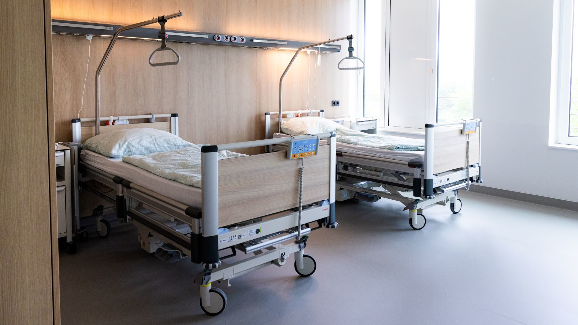 Ein Patientenzimmer mit neuen Betten.