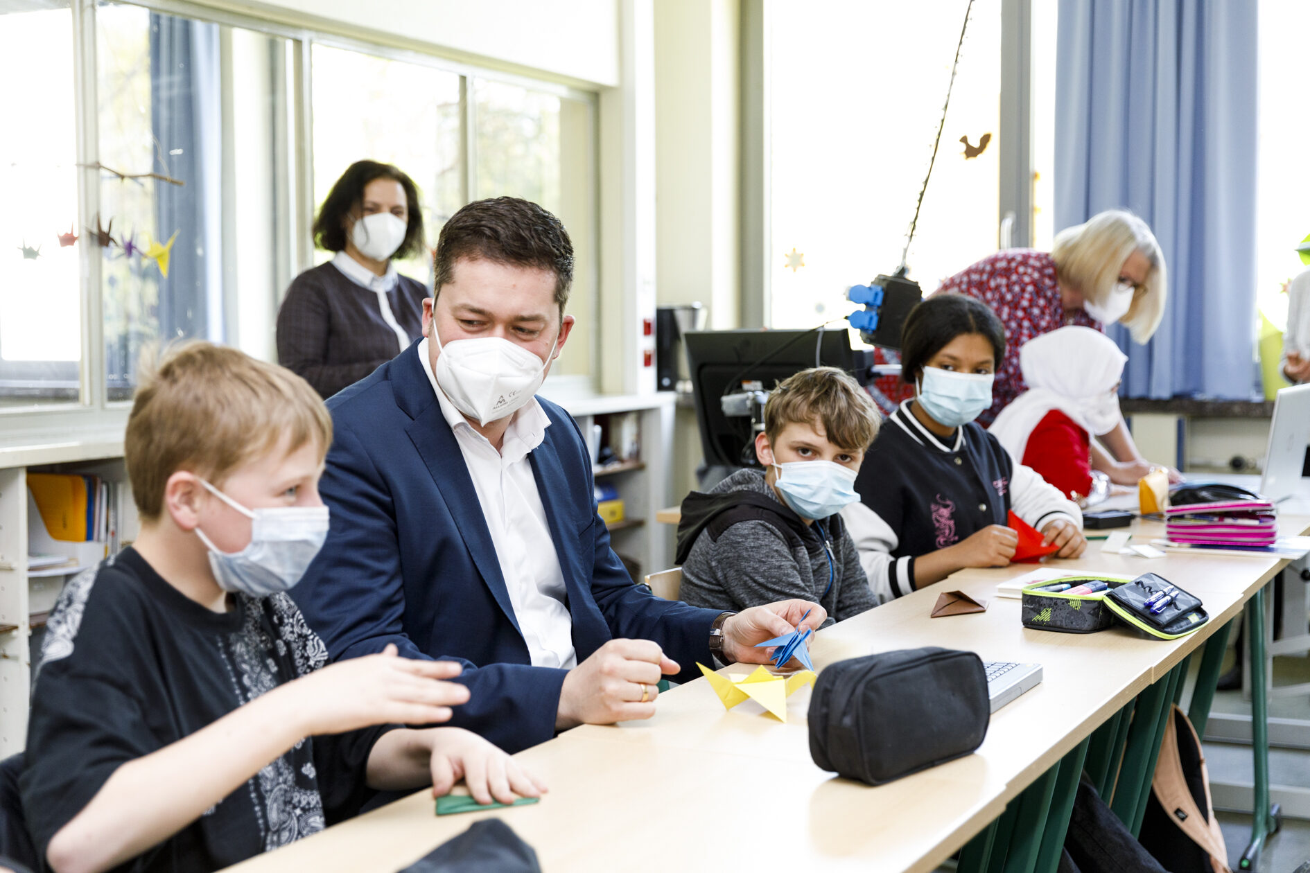 Das Bild zeigt Oberbürgermeister Dr. Thorsten Kornblum bei der Bastelaktion in der Astrid-Lindgren-Förderschule. (Wird bei Klick vergrößert)