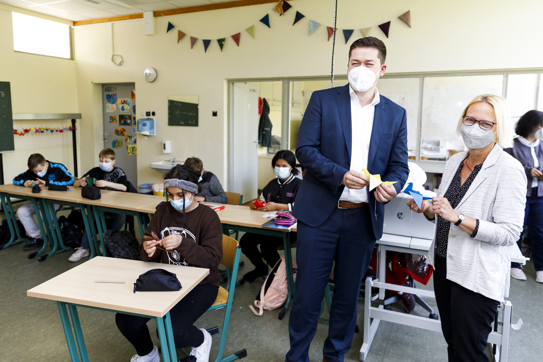 Das Bild zeigt Oberbürgermeister Dr. Thorsten Kornblum bei der Bastelaktion in der Astrid-Lindgren-Schule (Wird bei Klick vergrößert)