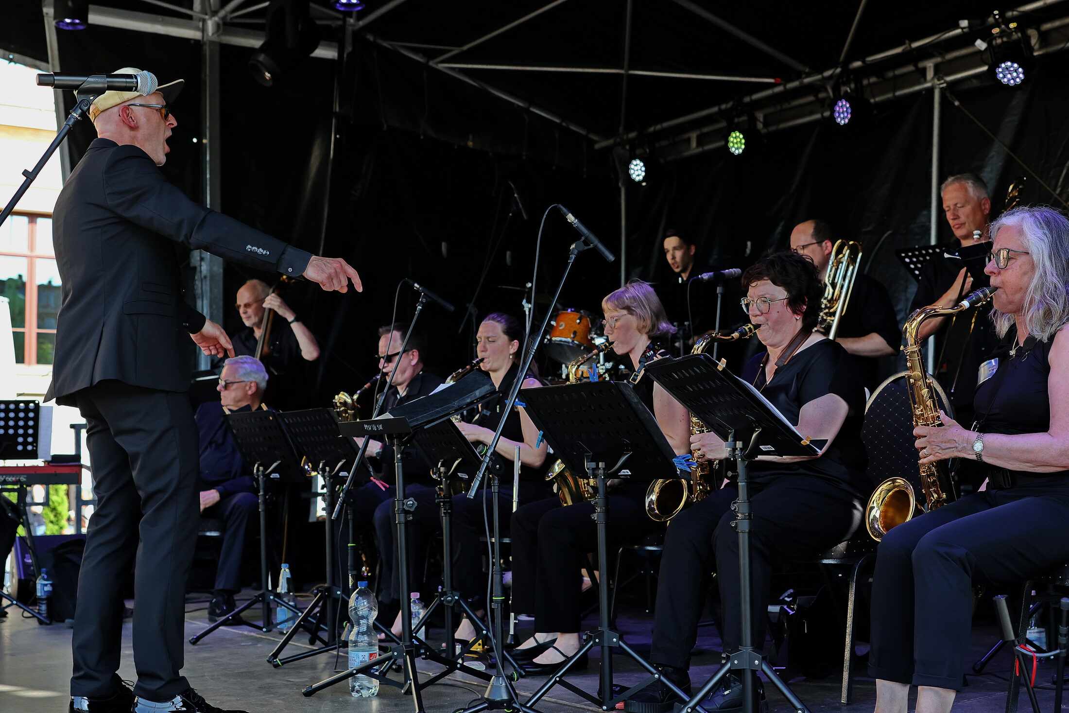 Das Bild zeigt eine Bigband. (Wird bei Klick vergrößert)