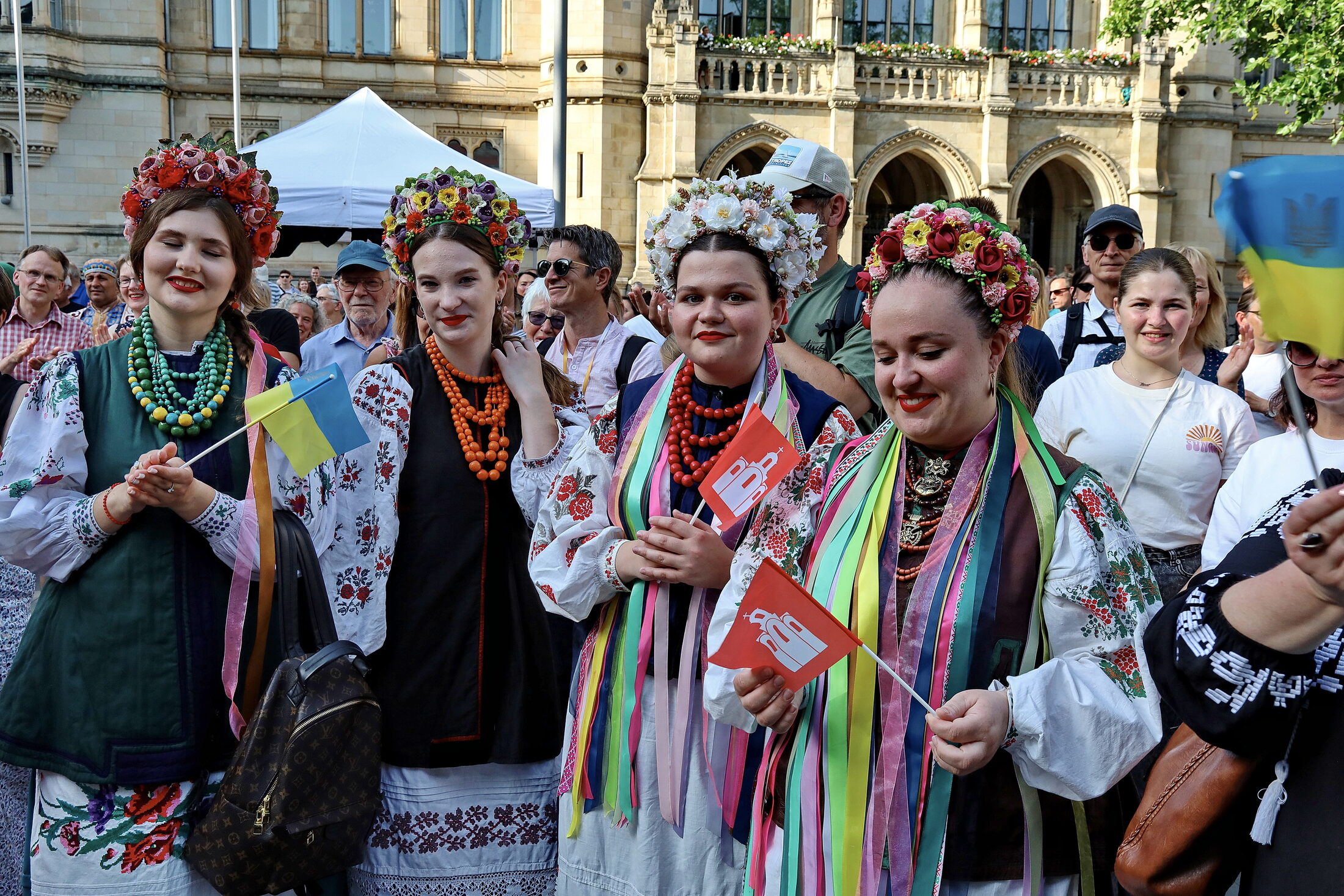 Das Bild zeigt die Gruppt Zorianytsia. (Wird bei Klick vergrößert)